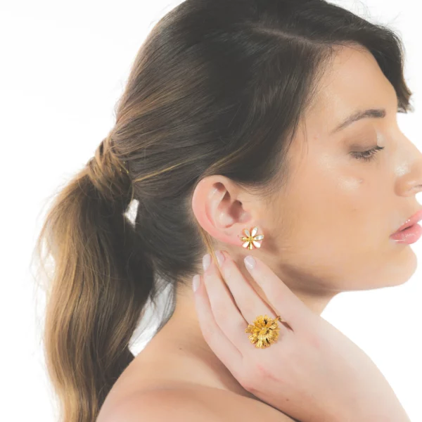 El anillo Diente de León ajustable es perfecto para llevar solo, como protagonista absoluto y capturar el centro de todas las miradas Pendientes Daisy con pétalos de nácar y base en plata de ley bañada en oro de 18k. Diseño floral elegante. Ligereza y sofisticación en una joya.