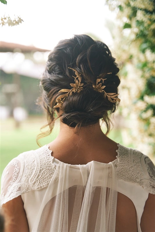 Tocado Lateral La Bella Sulamita hecho artesanalmente con motivos naturales y acabado en color oro. Toda una joya para decorar tu peinado en una ocasión especial