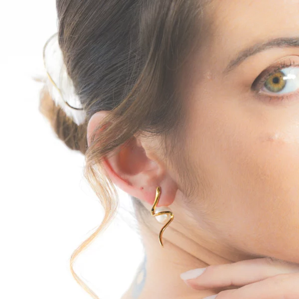 Los pendientes Eclipse destacan por su diseño ligero y por su perla. Un diseño dorado elegante y atemporal. Perfectos para looks sofisticados