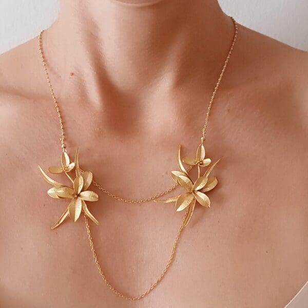 Descubre el collar Ágatha con diseño floral en baño de oro. Elegante, femenino y perfecto para eventos especiales, el día a día o como regalo único.