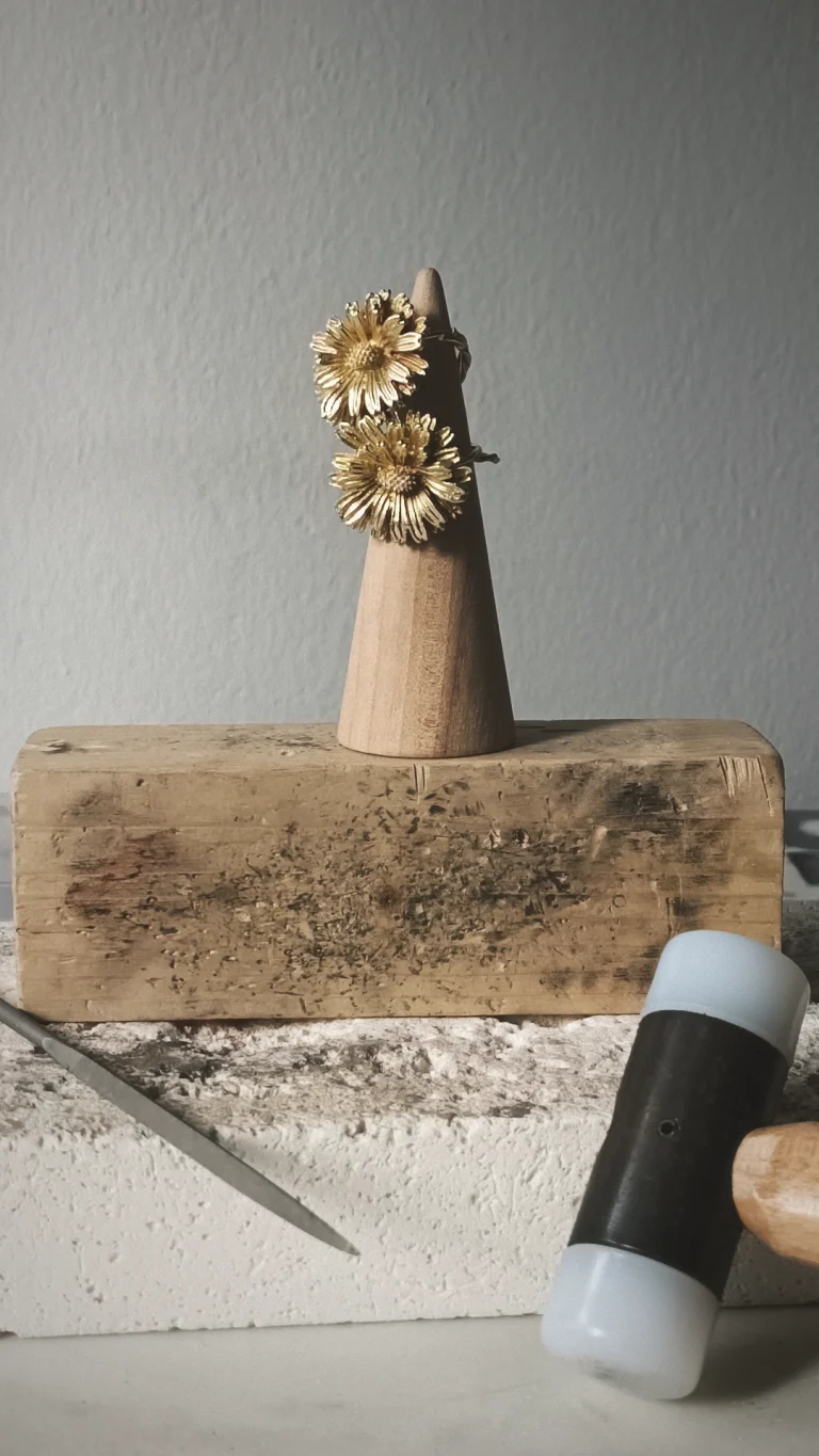 Nat and Bow Tocados y Joyas Artesanales en Gijón. El anillo Diente de León ajustable es perfecto para llevar solo, como protagonista absoluto y capturar el centro de todas las miradas.