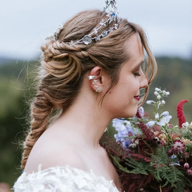 Corona isabelina con flores metálicas y cristales. Ideal para novia y disponible en dorado y plateado. Elegancia artesanal de tu diseño Nat and Bow