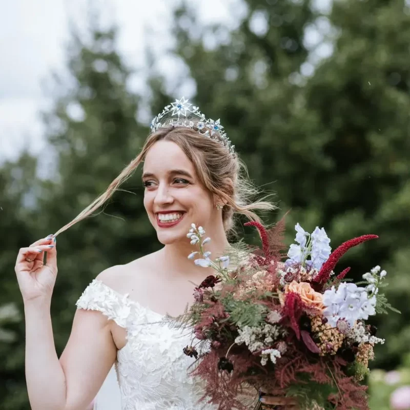 Nat and Bow Tocados y Joyas Artesanales en Gijón. Corona isabelina con flores metálicas y cristales. Ideal para novia y disponible en dorado y plateado. Elegancia artesanal de tu diseño Nat and Bow
